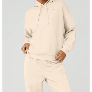 ALO Yoga Accolade Sweatshirt  Macadamia